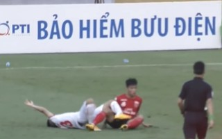 Cận cảnh pha phạm lỗi kinh hoàng với cựu tuyển thủ U20 Việt Nam