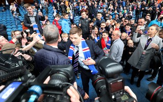 Gerrard được chào đón nồng nhiệt tại Rangers