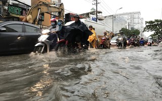 TP HCM: Đường thành sông, người dân dắt xe bì bõm về nhà