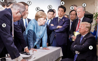 Mổ xẻ bức ảnh "bom tấn" của bà Merkel