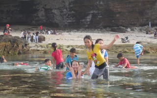 Dạo chơi tắm biển, một du khách tử vong ở Hang Câu