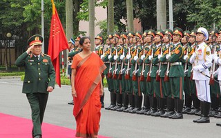 Nữ Bộ trưởng Quốc phòng Ấn Độ duyệt Đội Danh dự Quân đội nhân dân Việt Nam