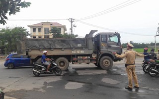 Đà Nẵng: Người dân tiếp tục chặn xe tải phá nát đường, gây ô nhiễm