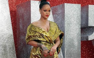 Khoe ngực quá đà, Rihanna lúng túng trên thảm đỏ