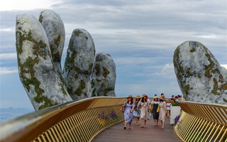 Đến Đà Nẵng "sống ảo" với cây cầu nằm trên bàn tay
