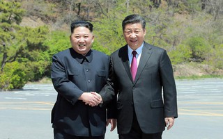 Ông Kim Jong-un qua thăm, Trung Quốc hành động khác lạ