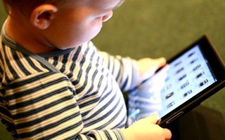 Hiểm họa khi cho con ôm ipad, điện thoại cả ngày dịp hè