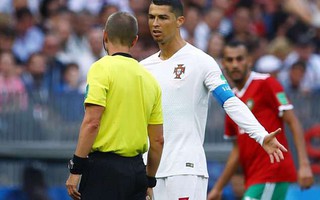 Xin áo Ronaldo, trọng tài bị cầu thủ Morocco chỉ trích