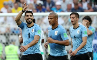 Luis Suarez tỏa sáng, Uruguay cùng Nga vào vòng 1/8