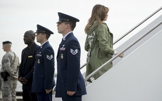 Chiếc áo "tai họa" phủ bóng chuyến thăm bí mật của bà Melania