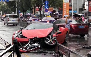 Vừa thuê siêu xe Ferrari đã va vào BMW tan nát