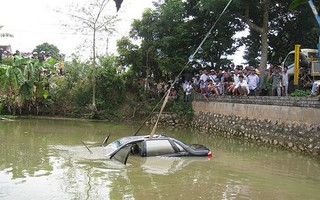 Ô tô lao xuống ao, tài xế điện thoại về nhà cầu cứu nhưng vẫn thiệt mạng