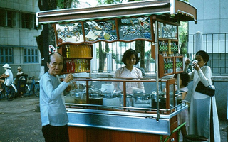 Ảnh độc đáo về hàng quán giải khát trên vỉa hè Sài Gòn xưa
