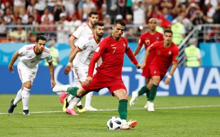 Ronaldo đã bằng Messi!