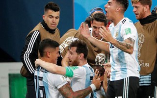 Argentina thắng nghẹt thở: Cầm chân… cái đẹp