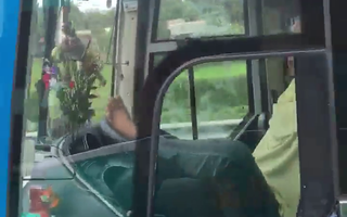 Clip: Rợn người cảnh tài xế lái xe khách bằng chân trên cao tốc Trung Lương – TP HCM