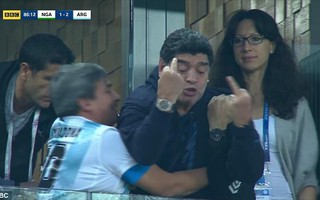 Maradona: Chửi thề, giơ ngón tay thối và… ngất xỉu trên sân