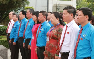 Đoàn Đại biểu CNVC-LĐ TP HCM dâng hương, dâng hoa tượng đài Bác Hồ, Bác Tôn