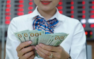 Giá USD ngân hàng sắp vượt 23.000 đồng/USD