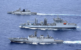 Rời biển Đông, tàu chiến Ấn Độ bị tàu Trung Quốc "bám đuôi"