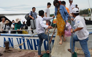 "Giải cứu" hơn 2.000 du khách mắc kẹt ở Lý Sơn