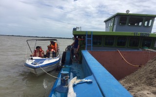 Phát hiện hàng loạt sà lan chở cát có hóa đơn nghi là giả