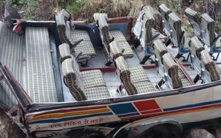Xe buýt lao xuống vực tung cả nóc, ít nhất 44 người thiệt mạng