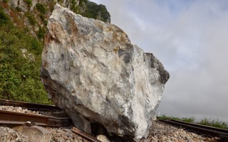 Mưa lớn, nhiều tảng đá trăm tấn rơi xuống chắn ngang đường sắt