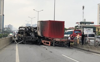 Xe khách cháy trơ khung do đâm đuôi xe container, 2 người thương vong