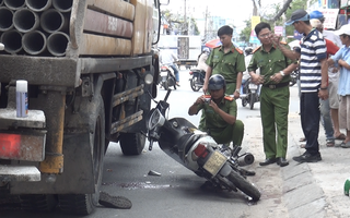 Va chạm xe tải trong lúc chở khách, một tài xế GrabBike tử vong