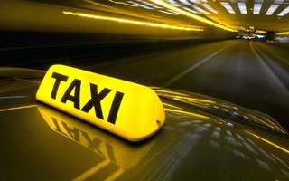 Tài xế taxi “tàn đời” vì va phải xe sang