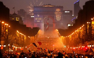 Dân Pháp ăn mừng sáng đêm vì ngôi vương World Cup