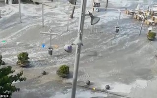 Sóng thần ập vào nhiều bãi biển Tây Ban Nha