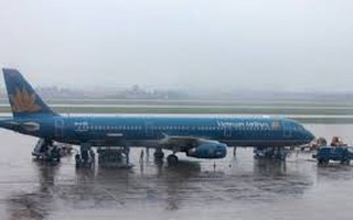Airbus A321 gặp trục trặc kỹ thuật khi hạ cánh xuống sân bay Vinh dưới trời mưa