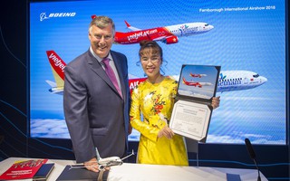 CEO Vietjet Nguyễn Thị Phương Thảo ký hợp đồng mua 100 máy bay Boeing