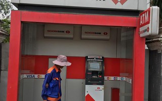 TP HCM: Trụ ATM Techcombank bị trộm đục