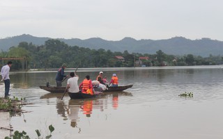 Xã ngưng hoạt động, chợ đóng cửa vì ngập sâu trong biển nước