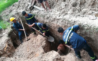 Đào bới cứu người  bị vùi lấp dưới lớp đất sâu 2,5m