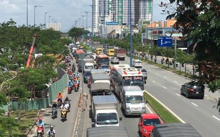 TP HCM: Sụp lún ở đường Võ Văn Kiệt, giao thông bị phong tỏa nhiều giờ