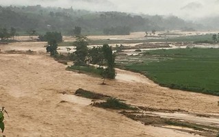 Bơi ra cứu cháu bé, phó bí thư bị nước lũ cuốn trôi tử vong