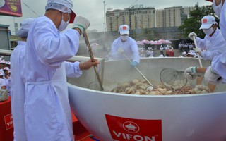 Tô phở hơn 1,3 tấn của Việt Nam lập kỷ lục thế giới