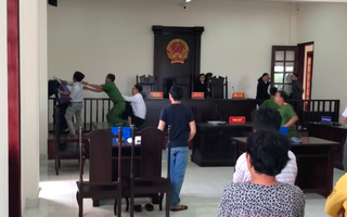 VIDEO: "Chí Phèo" Bình Chánh đánh kiểm sát viên và phóng viên tại tòa