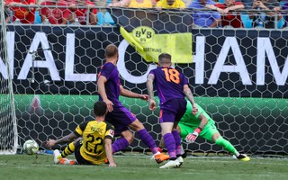 Thủ môn Karius lại hóa tội đồ, Liverpool gục ngã trước Dortmund