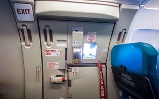 Nam hành khách "táy máy" mở cửa thoát hiểm máy bay ở Liên Khương