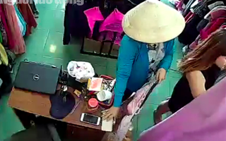 Clip: "Nữ quái" đội nón lá, bịt mặt vào shop thời trang trộm tài sản