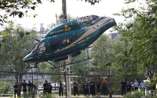 Trung Quốc: Trực thăng rơi xuống bãi đậu xe ở Bắc Kinh, 4 người nhập viện