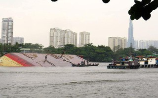 Tàu Mông Cổ đâm sà lan trên sông Sài Gòn, 1 người bị thương, 2 người mất tích