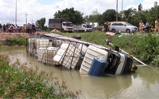 Tai nạn kinh hoàng, 3 người chết, xe tải văng xuống mương