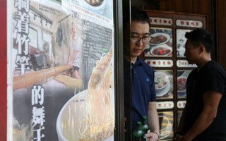 Khách xếp hàng dài vào tiệm mì 70 năm sắp đóng cửa ở Hong Kong