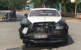 “Húc” nhau với Honda CRV, siêu xe Rolls-Royce “toác đầu”